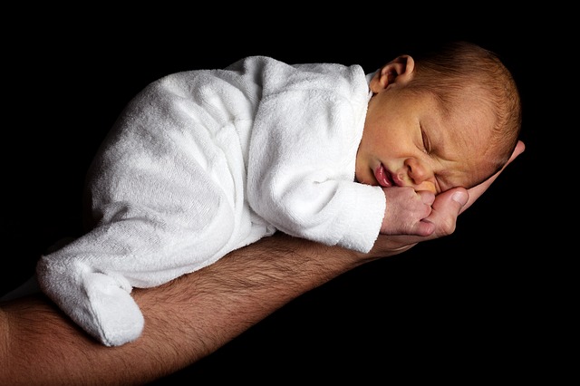 首すわり前の縦抱きは危険 新生児の首がガクンとした時の影響と対処法 １歳までの子育て知恵ノート