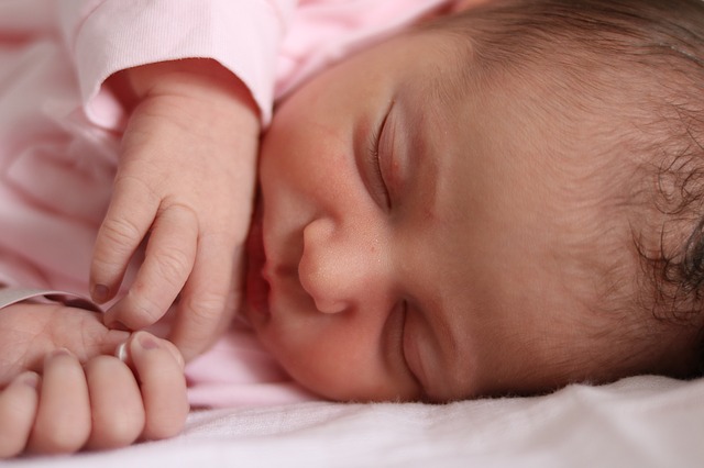 【新生児】寝てる時に呼吸が早くなるのはなぜ？考えられる原因と受診のチェック項目